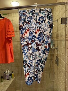 Chico's White/Coral/Blue Floral Pants; Size 3.5T (18)